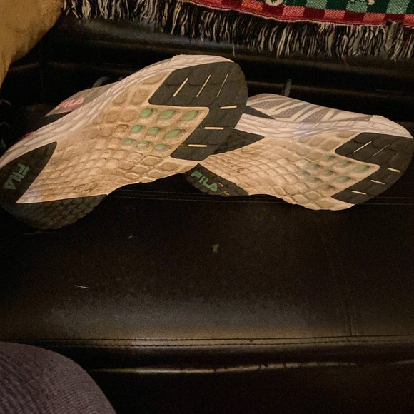 Fila gym shoes barely worn kinda new - Picture 5 of 6